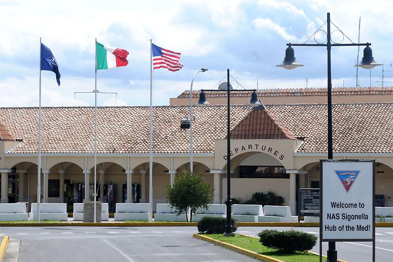 L'ultima minaccia di Trump: «Ritiro i soldati Usa da Italia e Spagna». Che fine farebbe Sigonella?