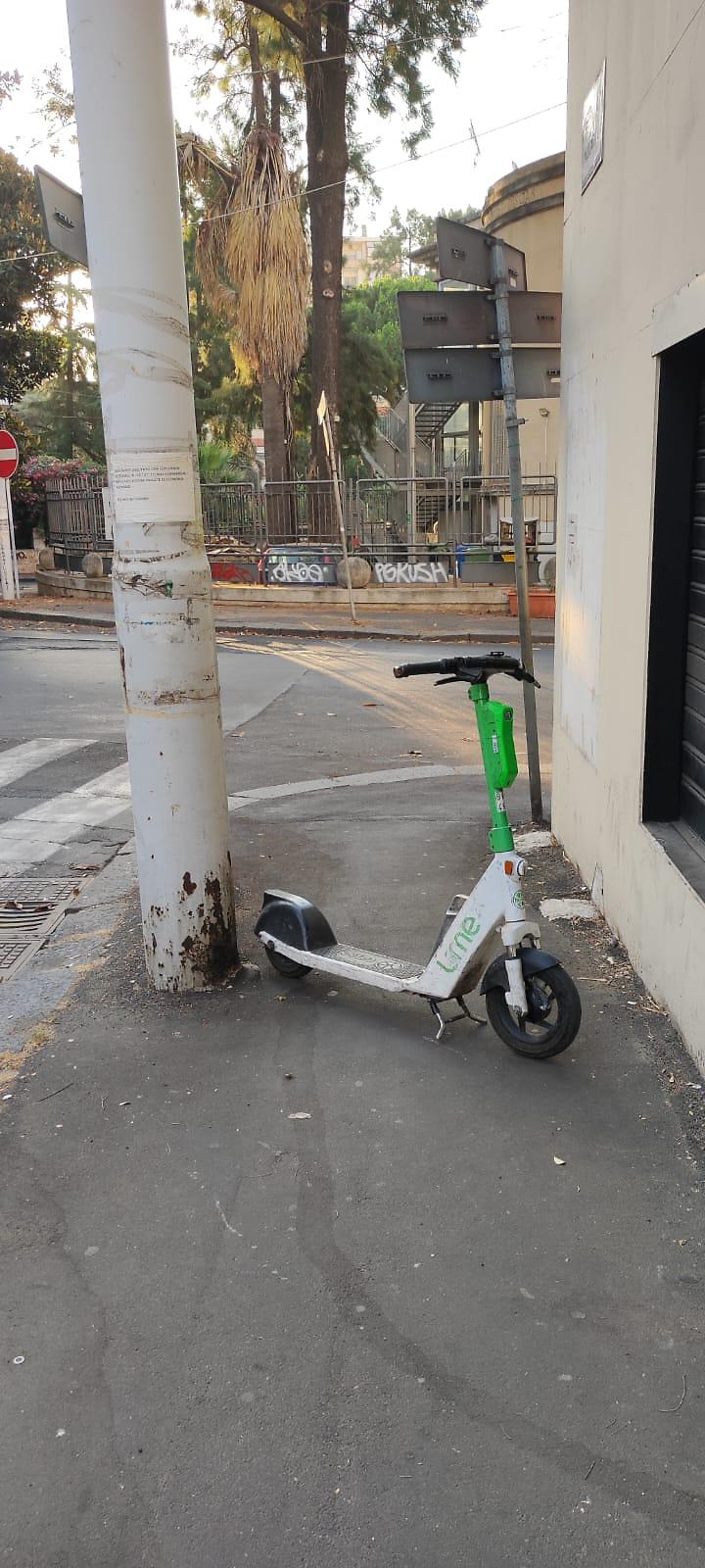 Monopattino selvaggio in Via Muscatello