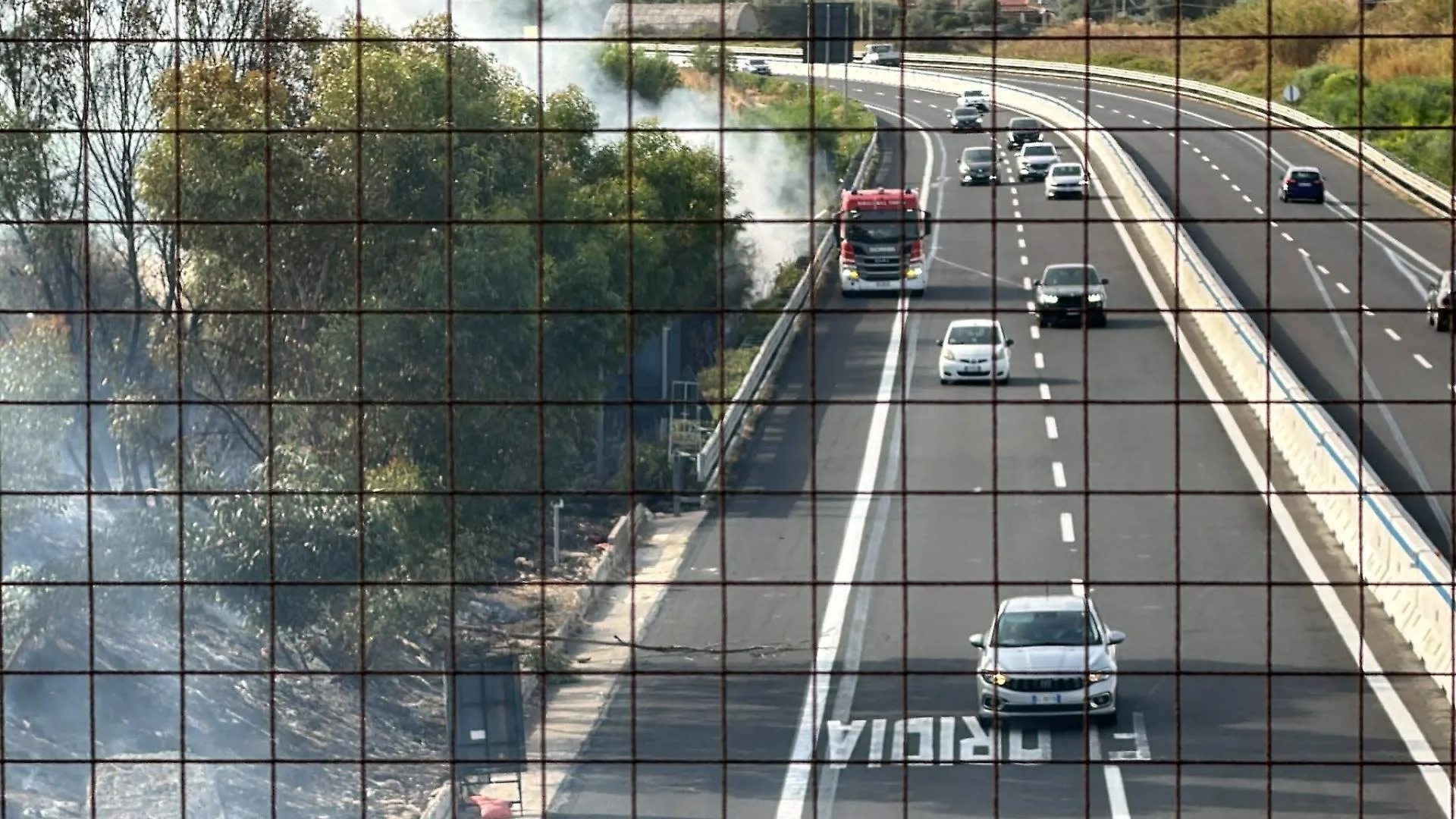 Siracusa sotto assedio dal fuoco: due vasti roghi in Tremmilia e Carancino nel primo pomeriggio minacciano l'autostrada
