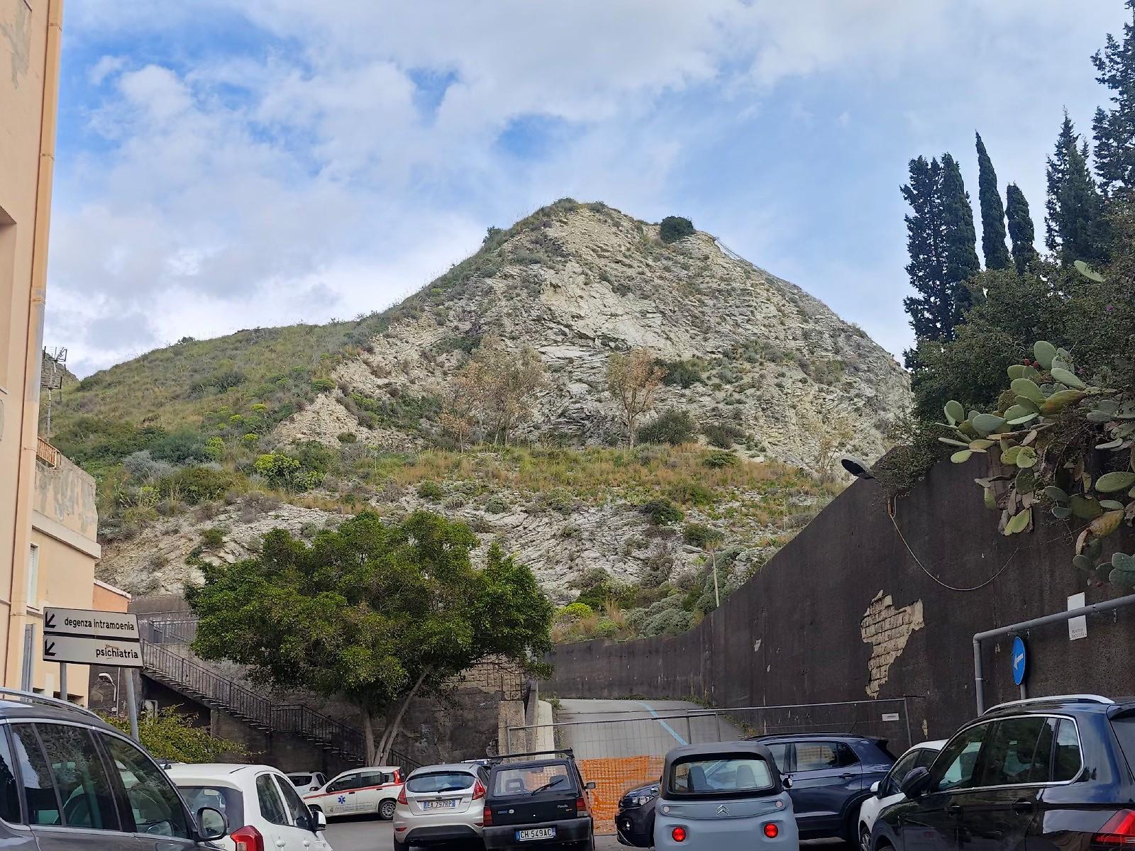 Costone sovrastante il "San Vincenzo", ok al piano di consolidamento