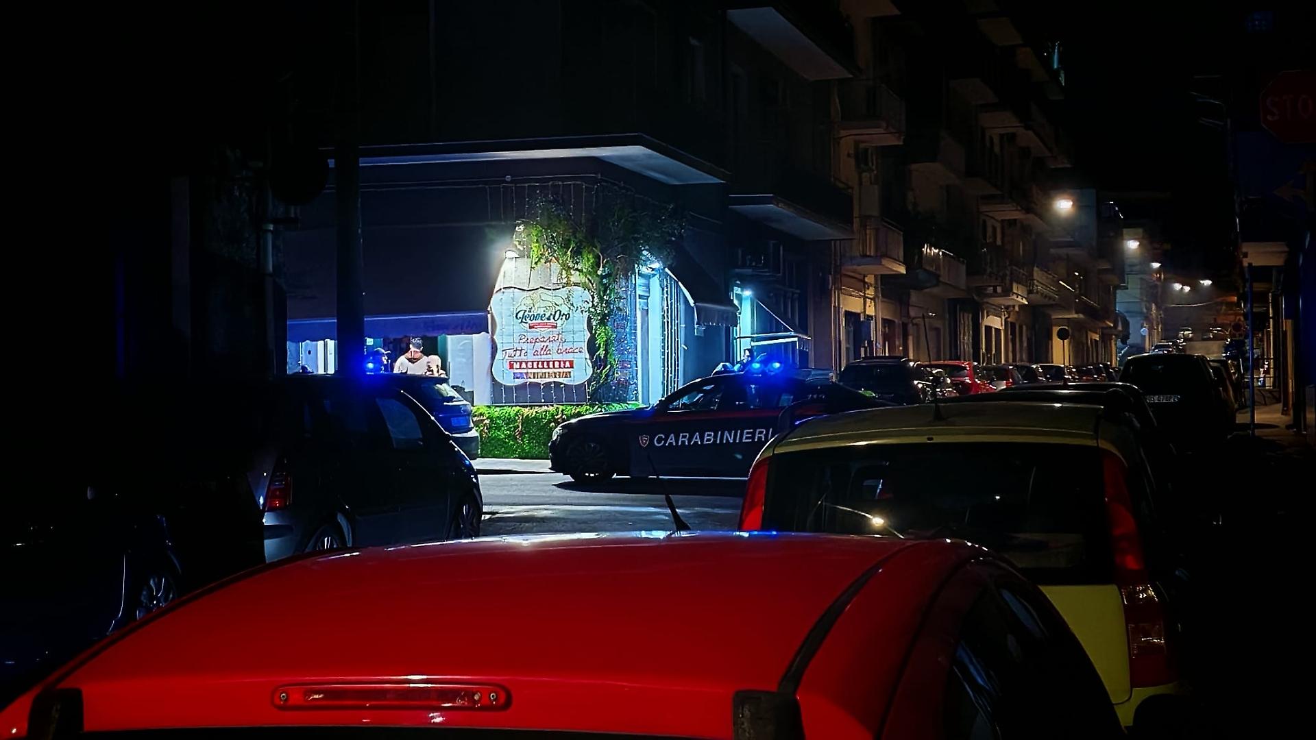 Il giovane gambizzato dentro la macelleria di Misterbianco, pistoleri in fuga: ipotesi dissidi per lite in discoteca