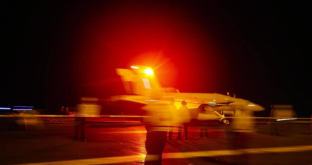 I droni dell'IRGC avrebbero colpito la portaerei Abraham Lincoln: gli Usa smentiscono