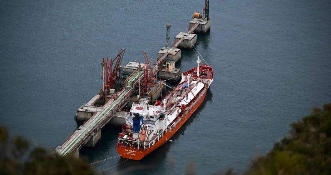 Escalation nel Golfo: l'Iran minaccia i porti della regione se colpito, Trump nega le mine ad Hormuz e attacca la Spagna