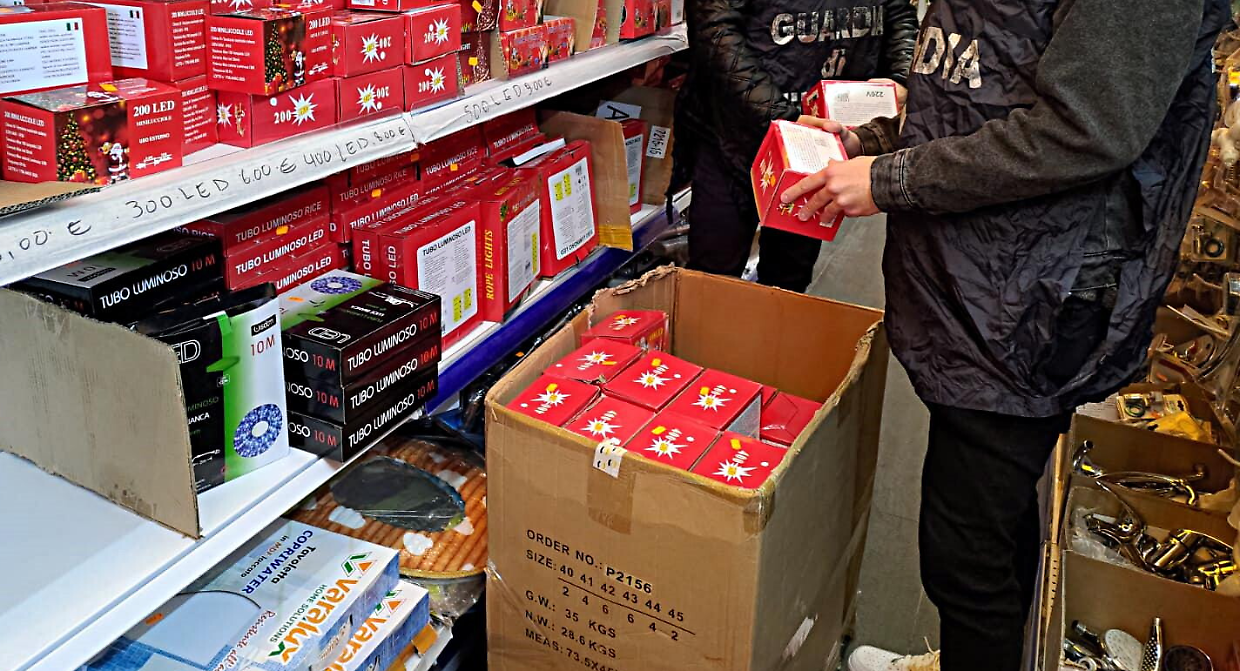 Blitz dei finanzieri: sequestrati 8.350 giocattoli e articoli natalizi senza marcatura CE
