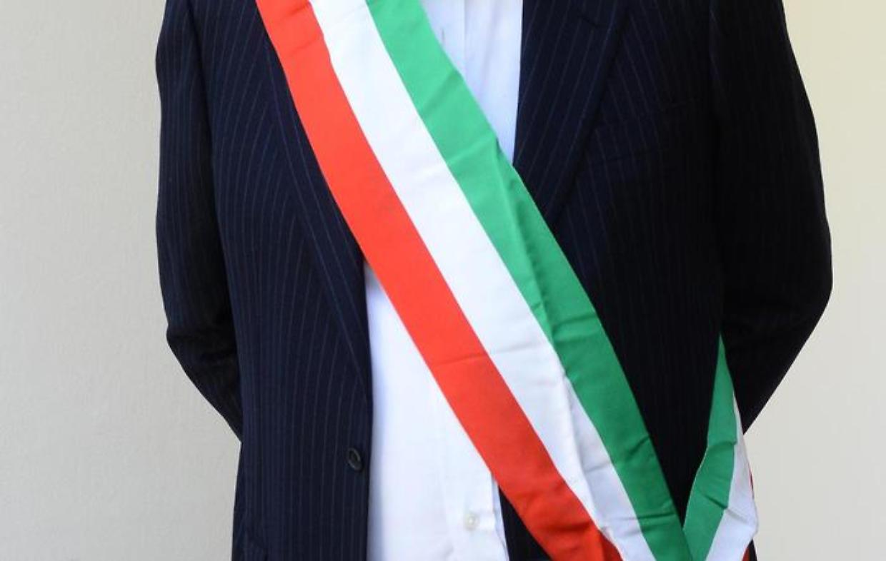 Comuni: sindaco con fascia tricolore