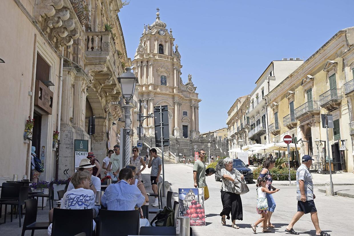 Turisti a Ragusa Ibla