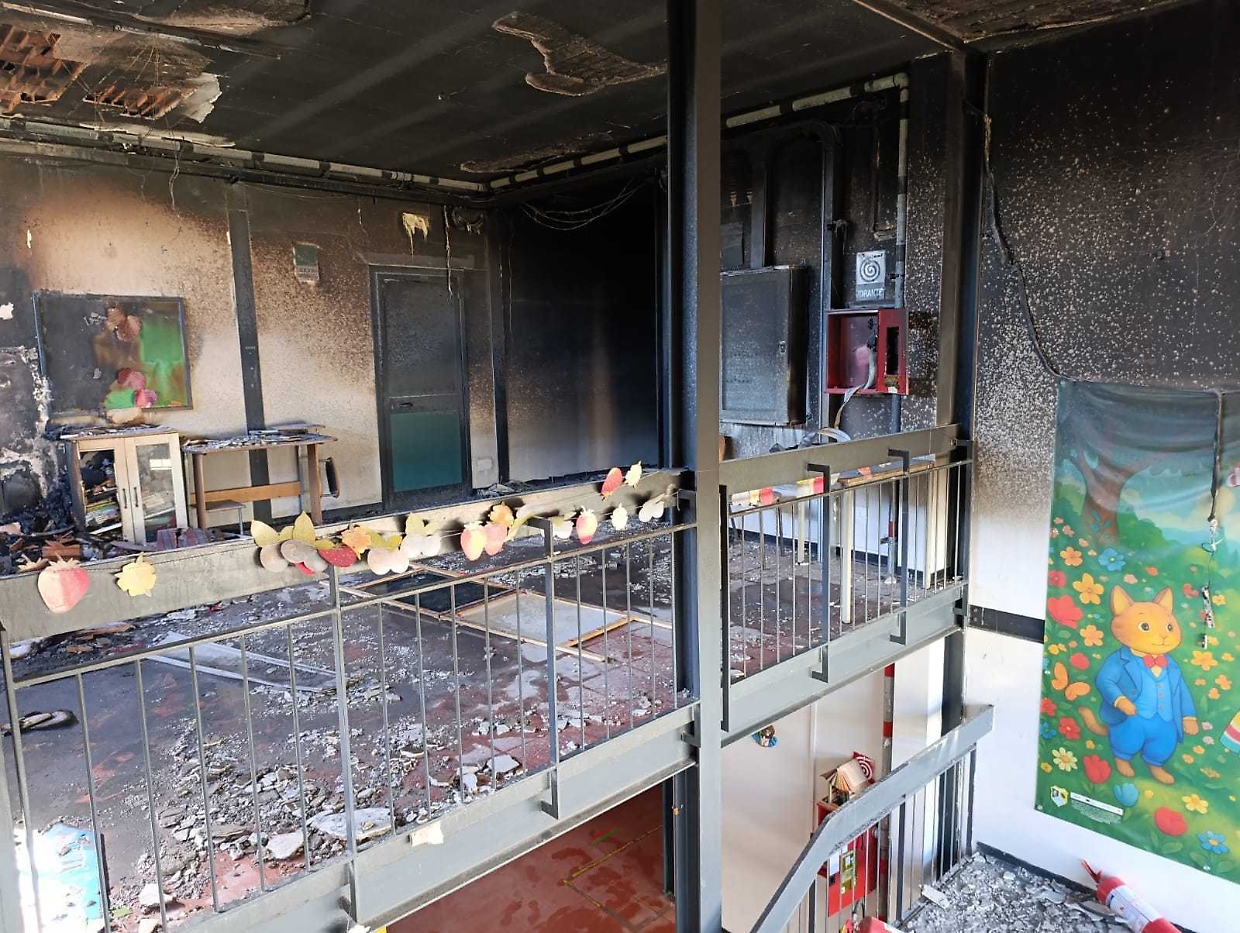 Catania, l'incendio alla scuola Pestalozzi: al via la raccolta fondi per ricostruire la biblioteca 