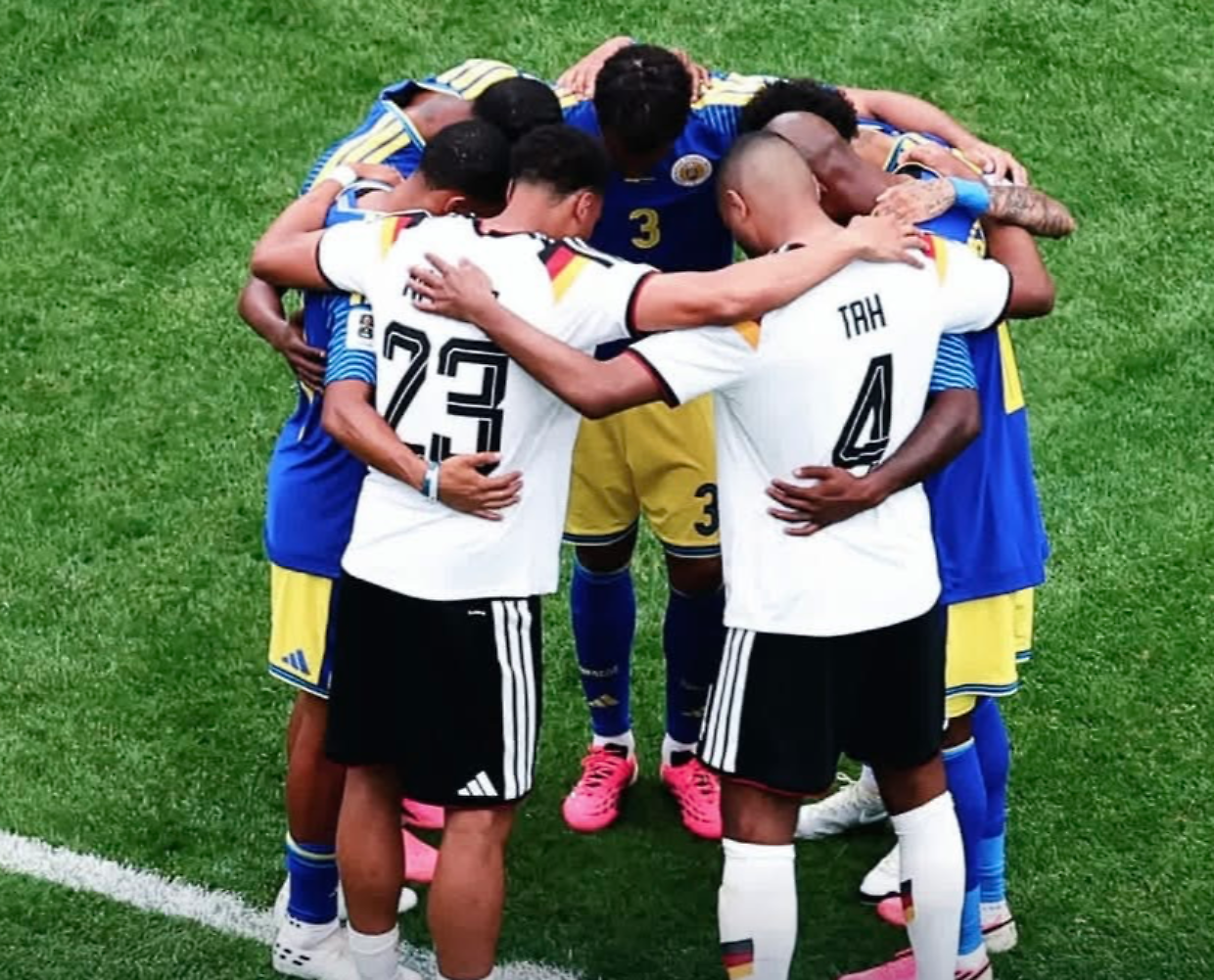 Un gesto che vale pi&ugrave; di una vittoria o di una rete storica. Bel  gesto tra i giocatori della Germania e del Cara&ccedil;ao al termine del match