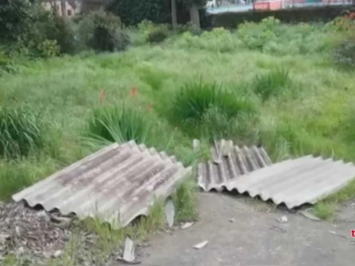 Via Gravina, abbandonate trenta lastre di eternit: &laquo;Responsabili individuati&raquo;