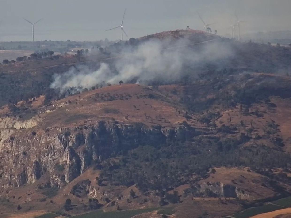 Montagna Grande brucia: tre focolai, sospetto di incendio doloso e patrimonio naturale a rischio