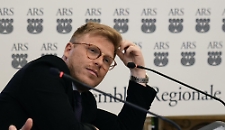 La Vardera: "Parenti dei politici comandati e imboscati nella sanit&agrave;" (con stipendi di 9000 euro al mese)