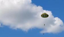 Paracadute si intrecciano durante il lancio e si consuma una tragedia: due morti