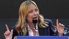 Atreju, l’ora di Giorgia: il “pantheon al contrario” e la sinistra nel mirino nel comizio–manifesto