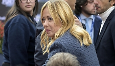 Ad Atreju il lungo abbraccio tra Meloni e la piccola Ginevra accompagnata dal papà