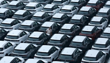 Auto, addio al &ldquo;divieto totale&rdquo; dei motori termici: Bruxelles ridisegna il 2035. Spazio a ibridi e carburanti sostenibili