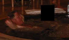 Epstein, il Dipartimento di Giustizia Usa pubblica foto e documenti: in foto Woody Allen, Bill Gates e altri vip