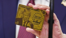 Trump si accorda con nove aziende per farmaci a prezzi pi&ugrave; bassi. E mostra la "gold card", il visto per super ricchi