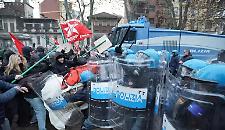 Scontri a Torino dopo lo sgombero di Askatasuna: bombe carta, idranti e cariche nel corteo