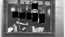 Caso Epstein, l'ex principe Andrea ritratto sdraiato su due donne a Sandringham