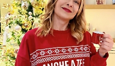 &ldquo;A te e famiglia&rdquo;. Natale in politica tra maglioni, videomessaggi e riti: la comunicazione delle feste diventa campo di battaglia