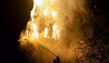 Vondelkerk in fiamme ad Amsterdam: crolla il campanile della chiesa