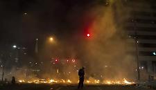 Caracas sotto choc: almeno sette forti deflagrazioni e aerei a bassa quota, Maduro accusa gli Stati Uniti