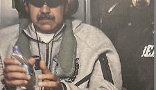 Trump pubblica la foto di Maduro sulla nave Iowa: &egrave; in manette, con le cuffie e degli occhiali neri