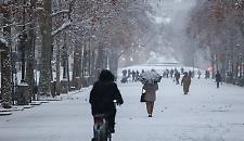 Gelo e neve paralizzano l'Europa: da Parigi a Rotterdam centinaia di voli cancellati