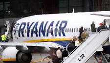 Lo spray al peperoncino esplode nella cappelliera panico a bordo di un volo Ryanair