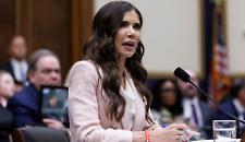 Un presunto flirt col suo consigliere e una campagna pubblicitaria controversa: perch&eacute; Donald Trump ha licenziato Kristi Noem