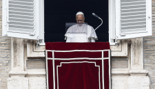 Donne vittime di violenza e l'appello alla pace nell'Angelus del Papa: richiamo alla pari dignit&agrave; delle donne e solidariet&agrave;