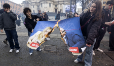 Roma, il "no sociale" in piazza: in fiamme cartelloni di Meloni, Nordio e Trump