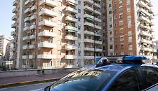 Bimbo di due anni appeso dalla madre dal balcone al settimo piano: &laquo;Serve per educarlo&raquo;