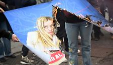 Cartelli di Meloni, Nordio e Trump dati alle fiamme a Roma: la Digos identifica i primi tre