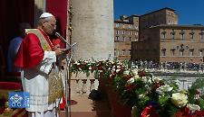 L'appello di Leone XIV dalla loggia delle benedizioni: &laquo;Chi ha in mano le armi le deponga&raquo;. Indetta la veglia della pace
