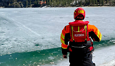 Cento persone sul ghiaccio che stava gi&agrave; cedendo, 5 finiscono in acqua, salvate dai passanti. &laquo;Una follia&raquo;