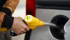 Carburanti, il diesel guida la ritirata dei prezzi: ma la tregua &egrave; appesa a un filo (con l'incubo accise)