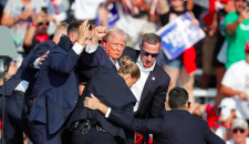 Mondo Maga in fermento: &laquo;L'attentato a Trump era una messinscena&raquo;