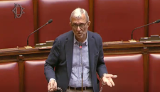 Commissione Vigilanza Rai, Giachetti si ammanetta alla Camera e avvia lo sciopero della fame e della sete