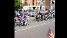 Giro d'Italia shock, ciclista urla: "Terroni!" alla gente che guada passare la carovana. E la risposta non &egrave; da lord...