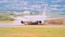 Spalato, l'aereo esce di pista e si schianta sui cartelli: la tragedia sfiorata in un video