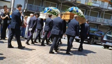 Il parroco ai funerali di Monica Montefalcone e della figlia Giorgia: &laquo;Confesso la mia inadeguatezza, un dolore indicibile&raquo;