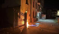 Attentato incendiario al cronista di Enego: minacce anche a Meloni e a don Patriciello
