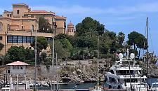 Nozze Dua Lipa-Callum Turner, a Bagheria e Palermo si "smonta" e anche il superyacht Nero molla gli ormeggi