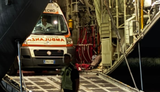 Bimbo di 7 anni in pericolo di vita: l'ambulanza sale sull'aereo militare e decolla da Sigonella per portarlo a Roma