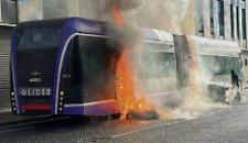 Belfast in fiamme dopo accoltellamento: disordini anti-migranti in citt&agrave;