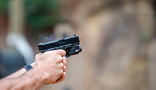 Professore minacciato in classe da uno studente con una pistola a pallini: &laquo;Dammi le sigarette o sparo&raquo;