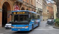 L'autobus si ferma troppo in l&agrave;, lui stacca un orecchio all'autista