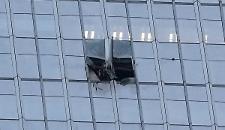 Pechino sotto shock: piccolo aereo centra il grattacielo pi&ugrave; alto della citt&agrave;