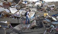 Il bilancio delle vittime sale ancora: 589 i morti e quasi mila feriti